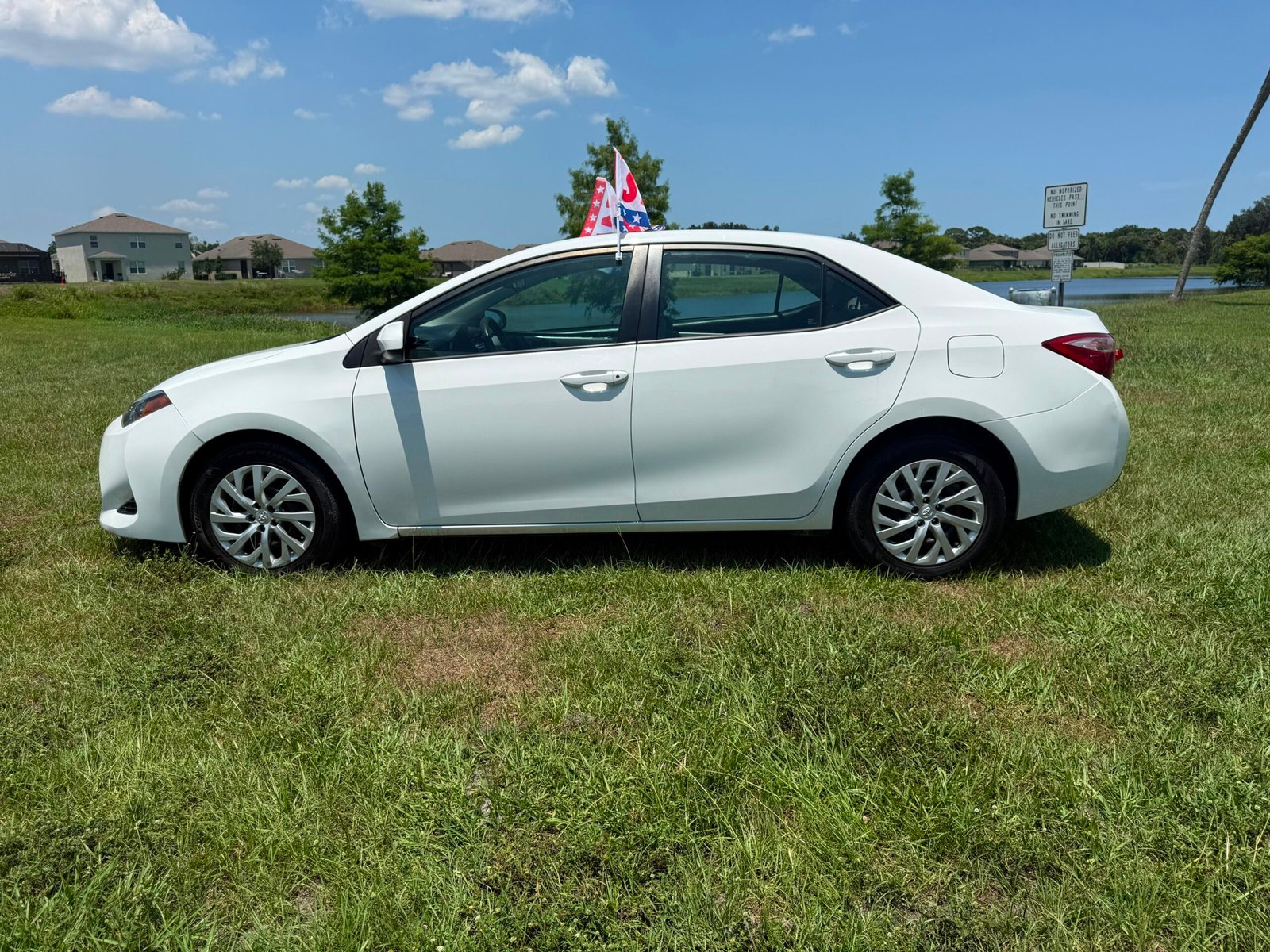 
								Toyota Corolla LE 2019 full									