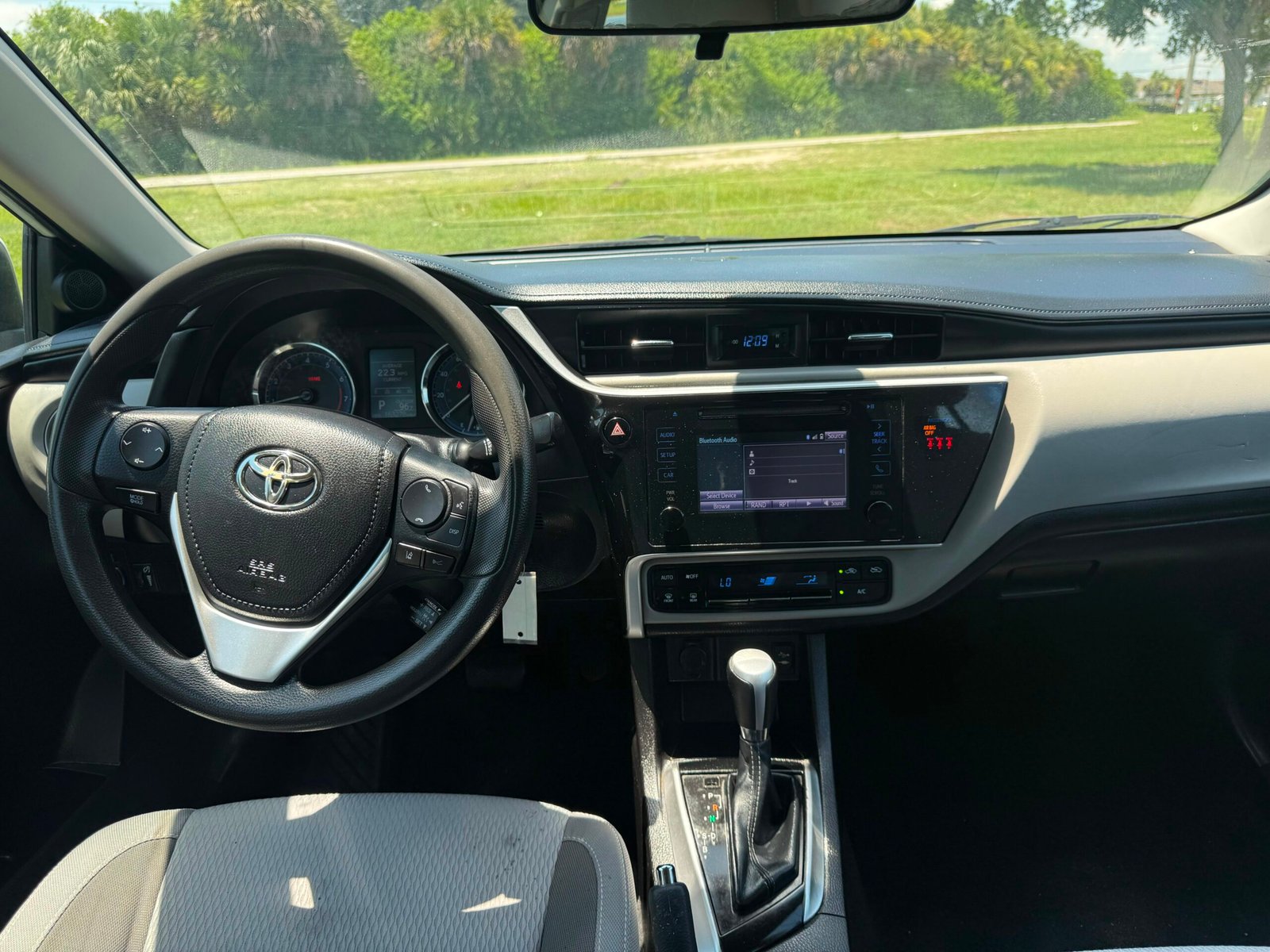 
								Toyota Corolla LE 2019 full									