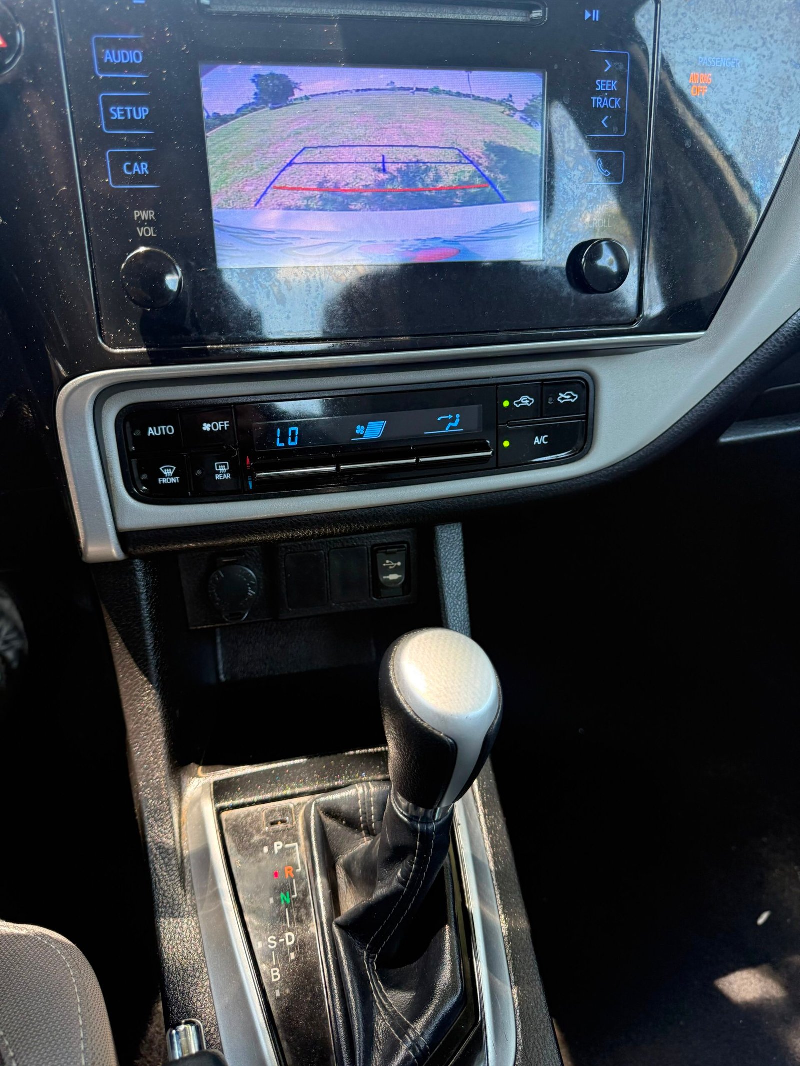 
								Toyota Corolla LE 2019 full									